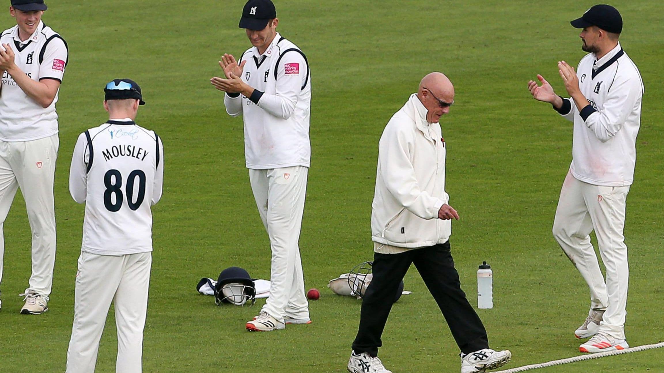 قام اللاعبون بمنح جيف إيفانز حرسًا شرفيًا خلال موسمه الأخير كحكم محترف