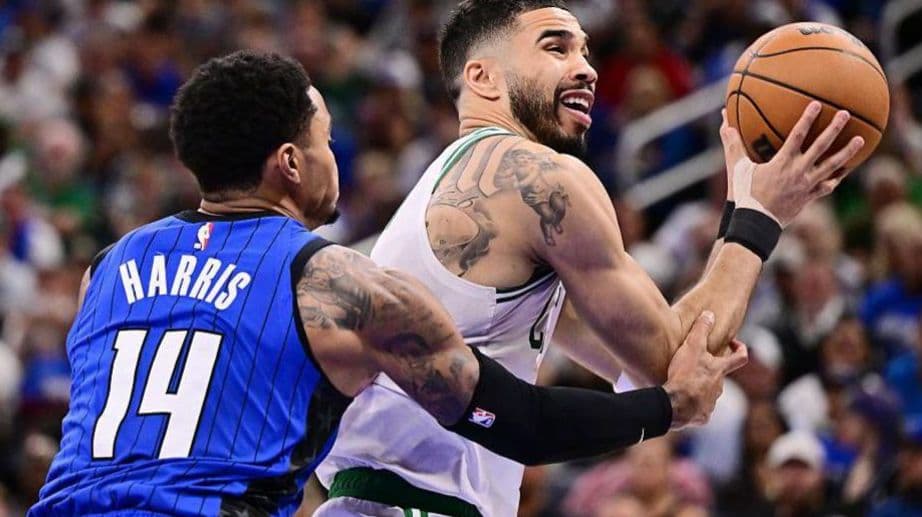 جايسون تايتوم سجل 37 نقطة