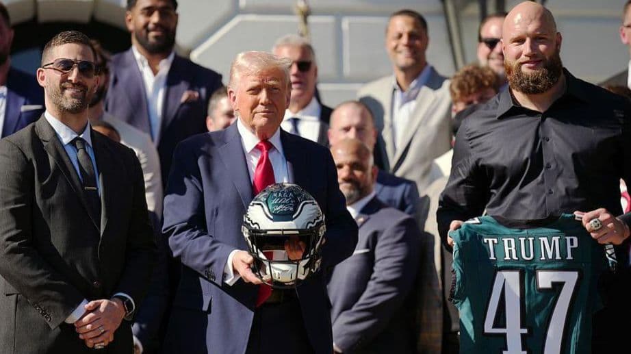 حضر مدرب فريق فيلادلفيا إيجلز نيك سيرياني واللاعب الهجومي لين جونسون حفل الاستقبال مع الرئيس دونالد ترامب