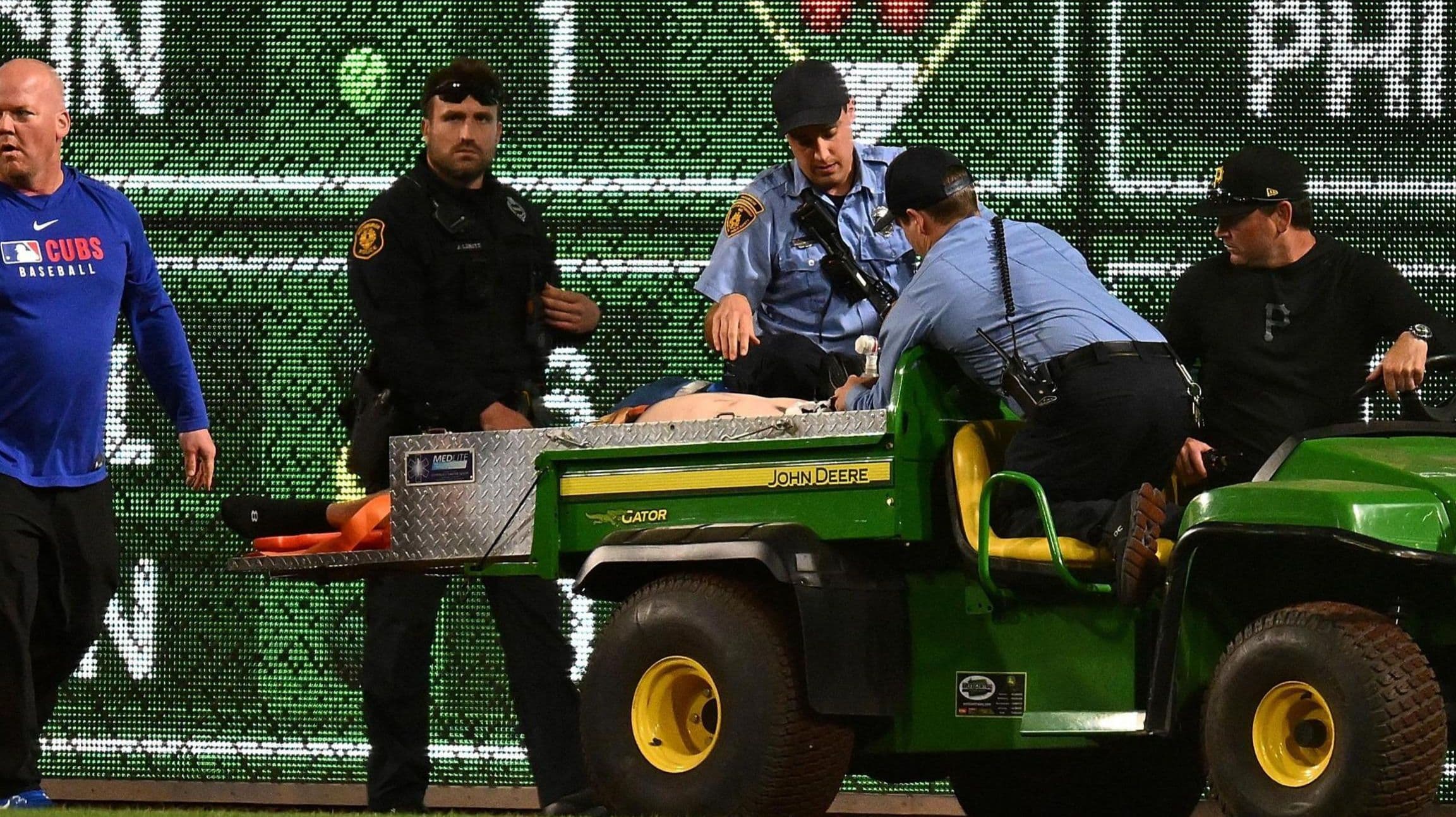 مشجع يتعرض لإصابة خطيرة بعد سقوطه من المدرجات في مباراة دوري البيسبول الأمريكي