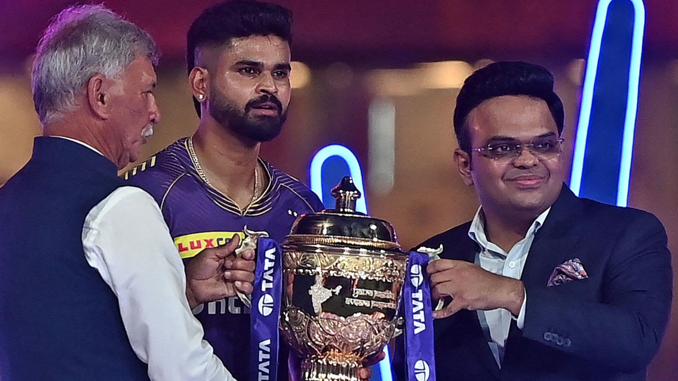 فريق كولكاتا نايت رايدرز هو حامل لقب الدوري الهندي الممتاز لكنه كان في المركز السادس في الجدول عندما توقفت المنافسة