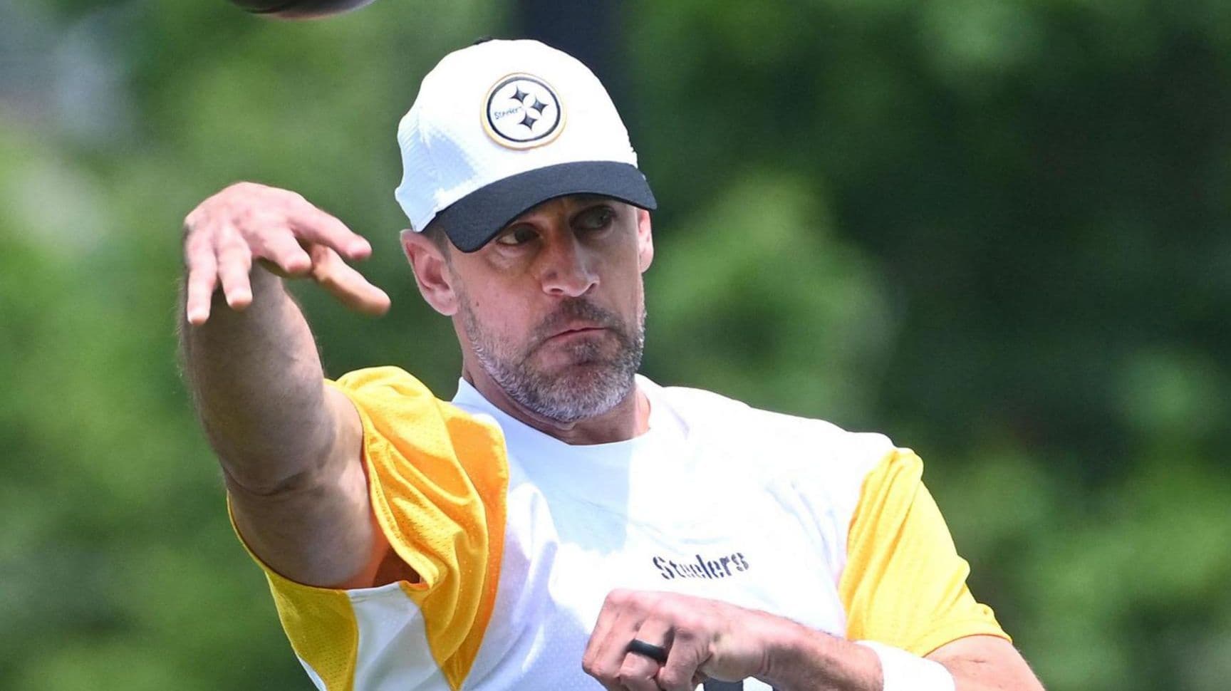 انضم آرون رودجرز إلى فريق ستيلرز لبدء معسكرهم التدريبي الإلزامي يوم الثلاثاء