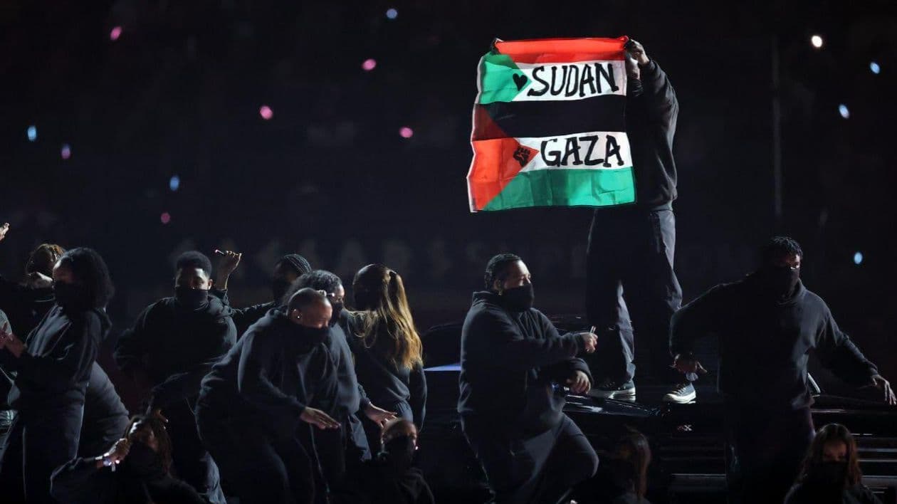 نانتامبو خلال العرض في السوبر بول