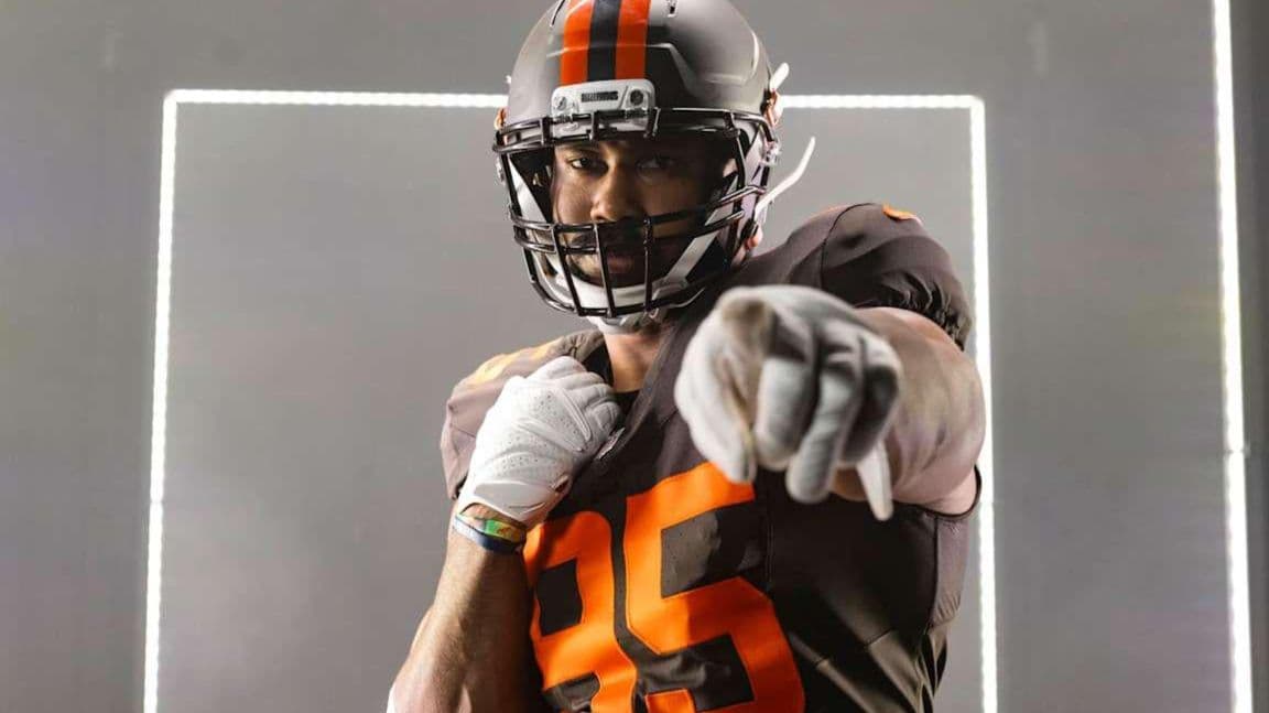 خوذة الفا دوغ