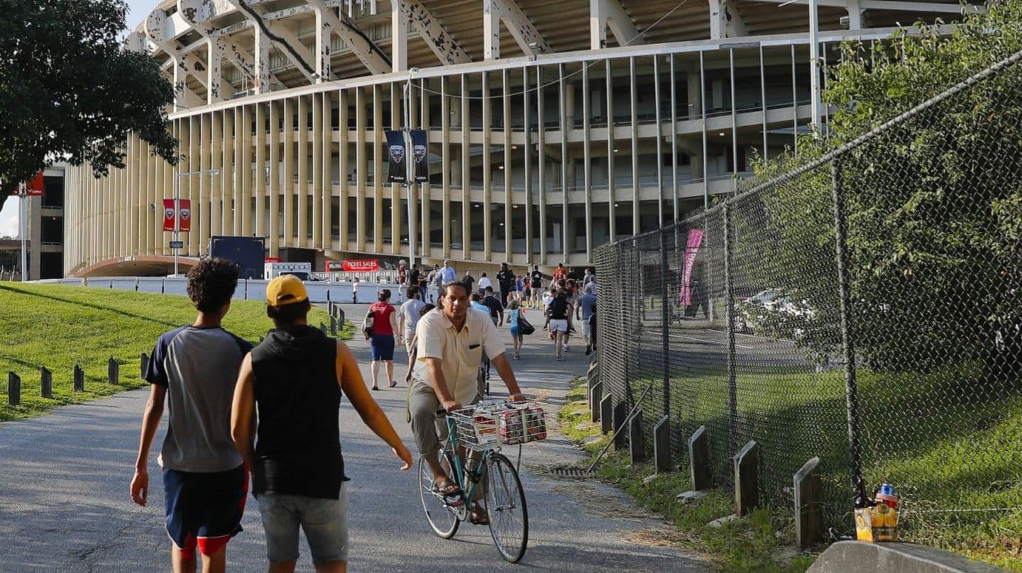ملعب كوماندورز
