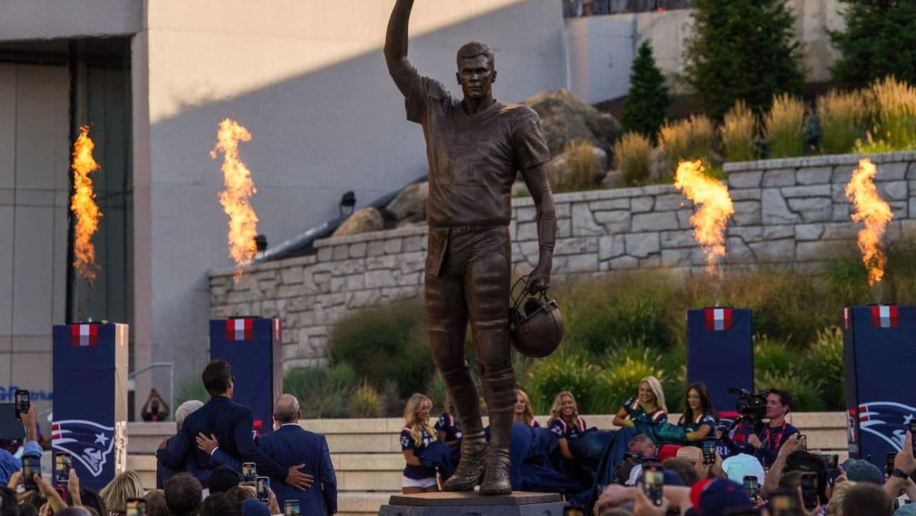 تمثال توم برادي