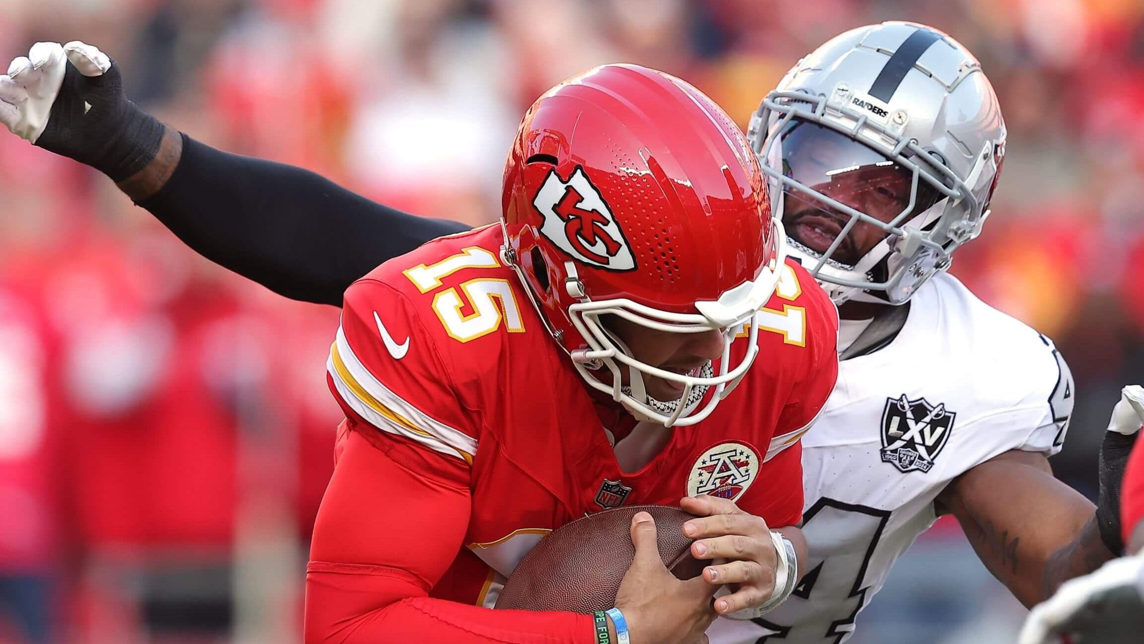 خدعة ماهومز تسلط الضوء على يوم محرج للرايدرز في الخسارة أمام تشيفز