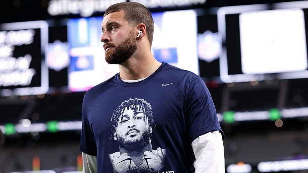 ارتدى لاعبو فريقي رايدرز وكاوبويز قمصانًا تكريمًا لنيلاند