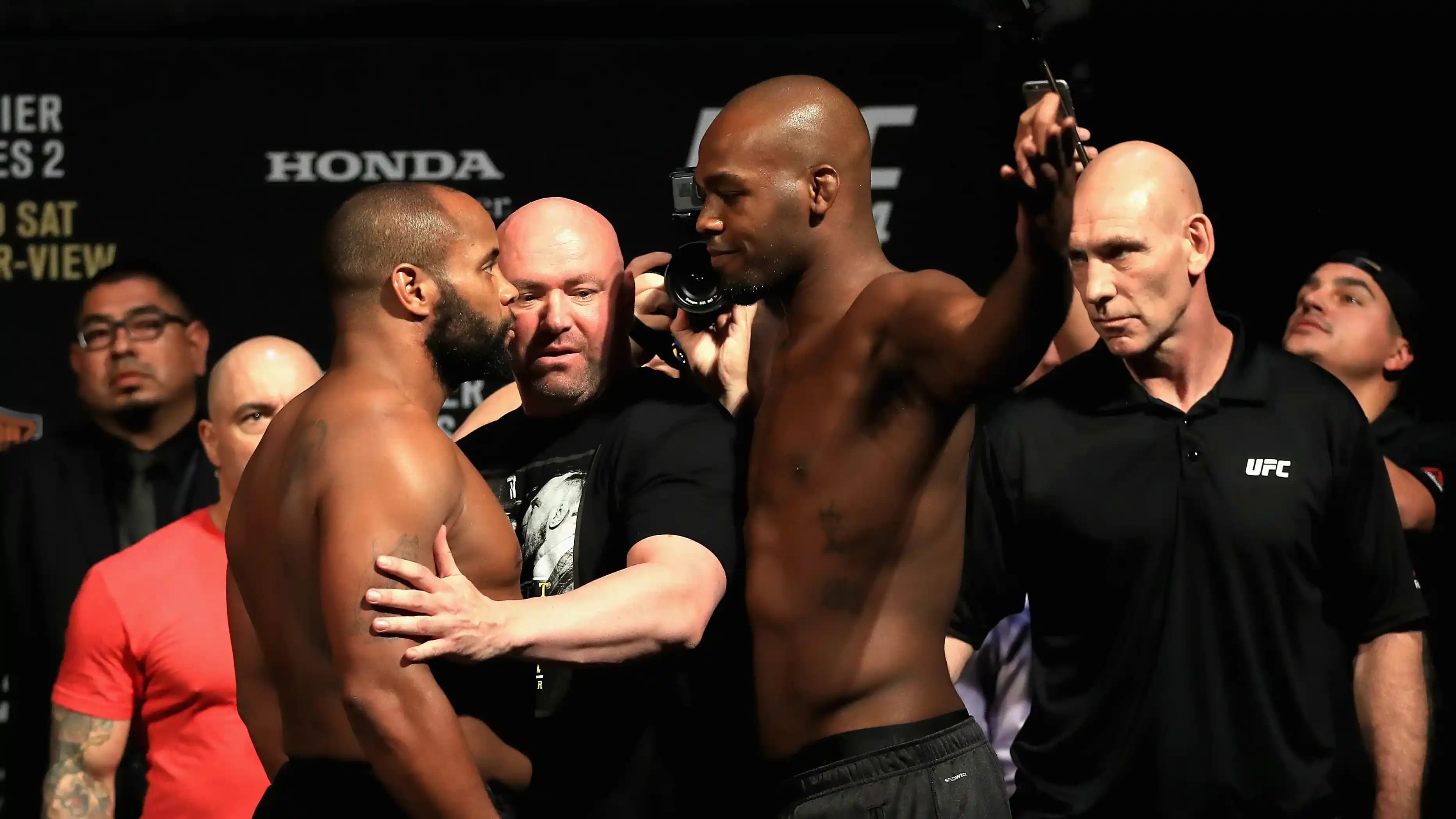 جون جونز ودانيال كورميير