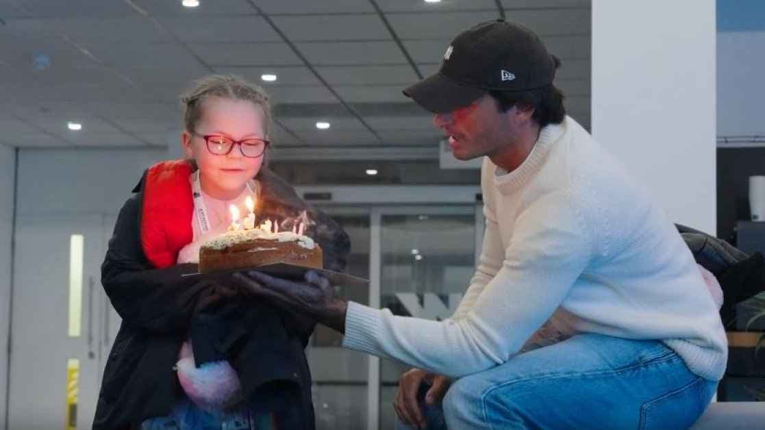 كارلوس ساينز والمشجعه، ثيا