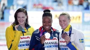 سيمون تحافظ على اللقب