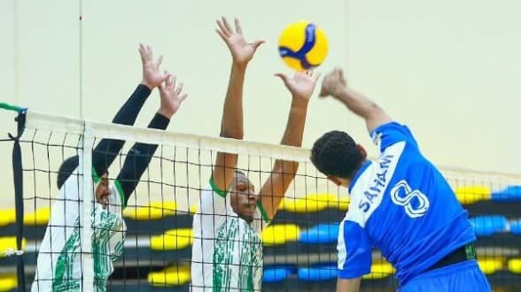 السيب يواصل صدارة الدوري العماني