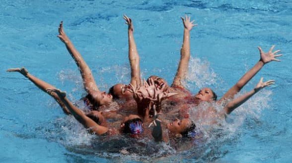 فشل فريق السباحة التوقيعية يثير الجدل
