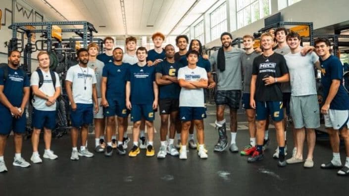 جايسون تاتوم مع أعضاء فريق تشاتانوغا موكس لكرة السلة