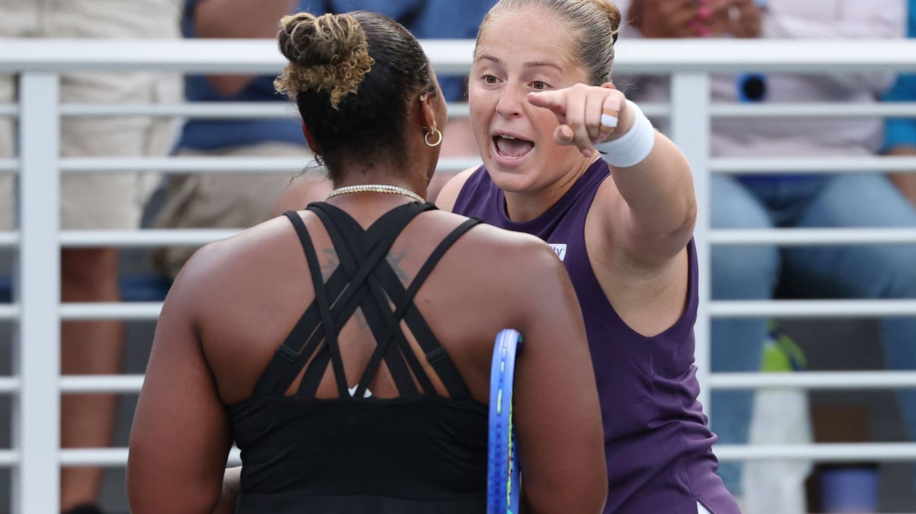 أوستابينكو تعتذر عن تعليقات تاونسند