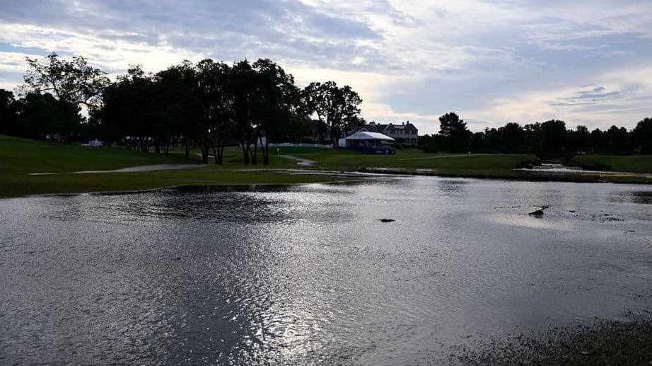 لم يتمكن أي لاعب من إكمال أكثر من ثلاث حفر يوم السبت بسبب هطول الأمطار المستمر